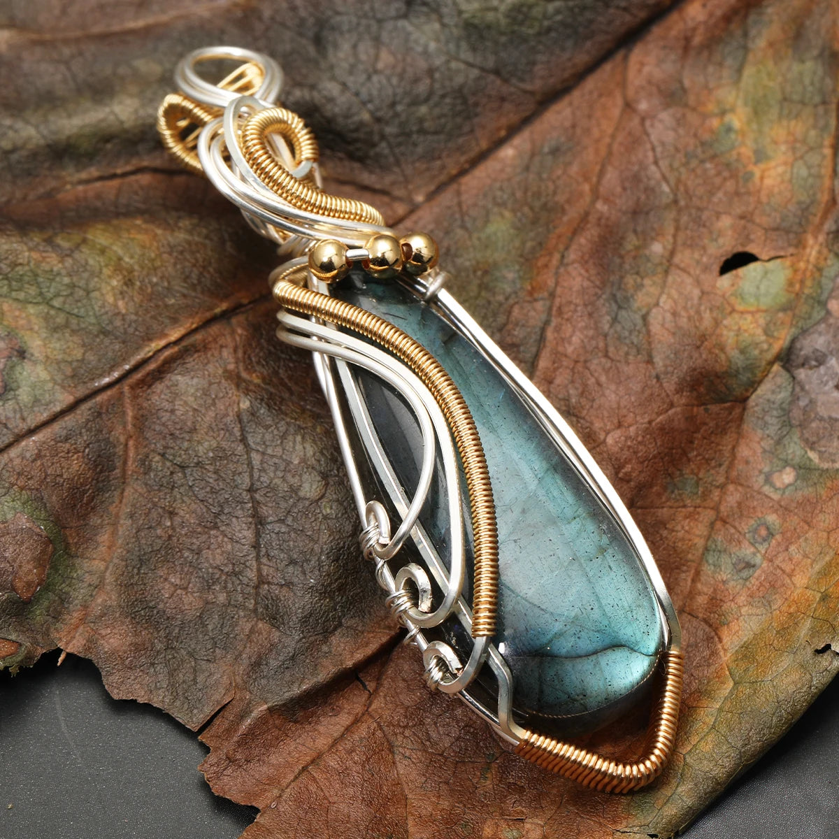 Collier pour femme en labradorite arc-en-ciel.