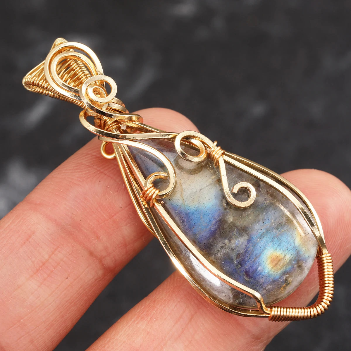 Collier pour femme en labradorite arc-en-ciel.