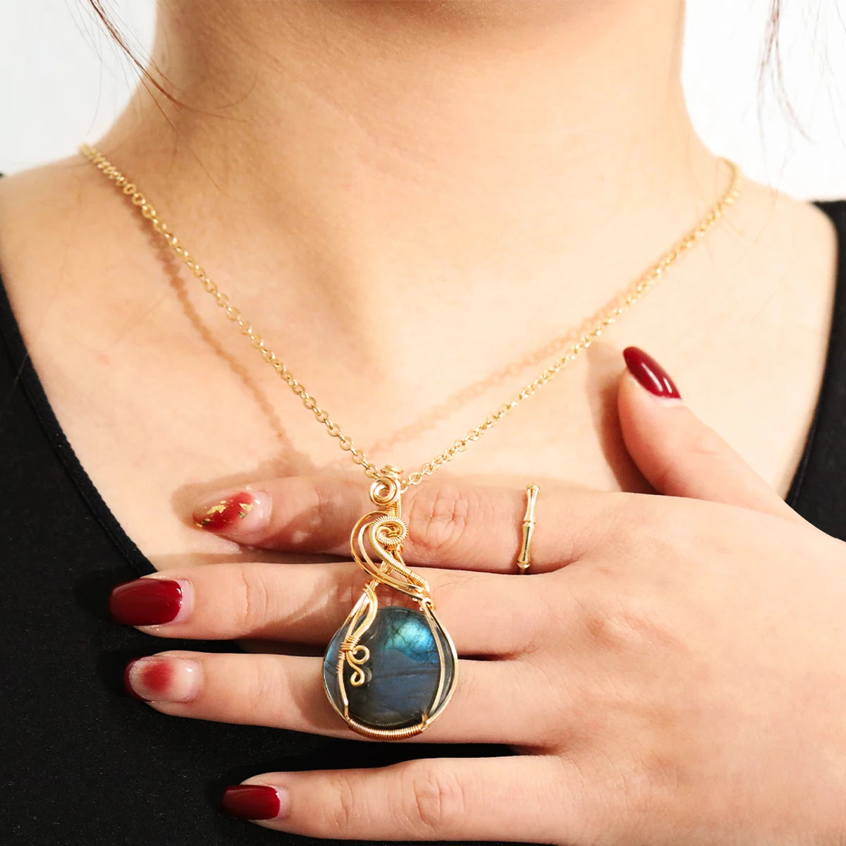 Collier pour femme en labradorite arc-en-ciel.