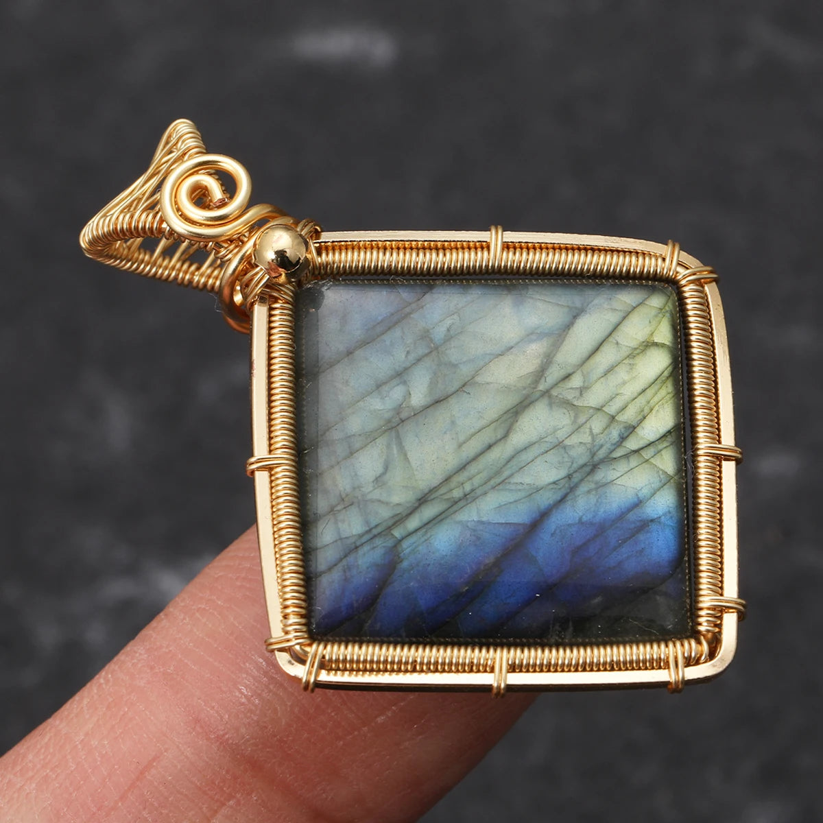 Collier pour femme en labradorite arc-en-ciel.